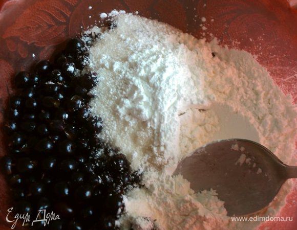 Смородину помыть, просушить. Добавить к смородине сахар, крахмал, ванильный сахар, перемешать.