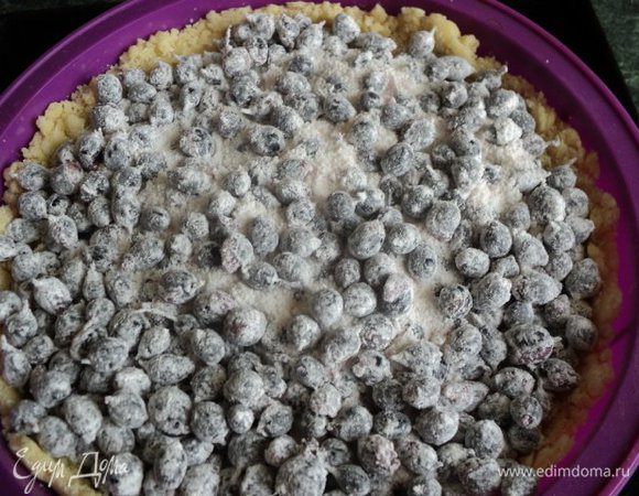 Выложить начинку на основу из крошки.