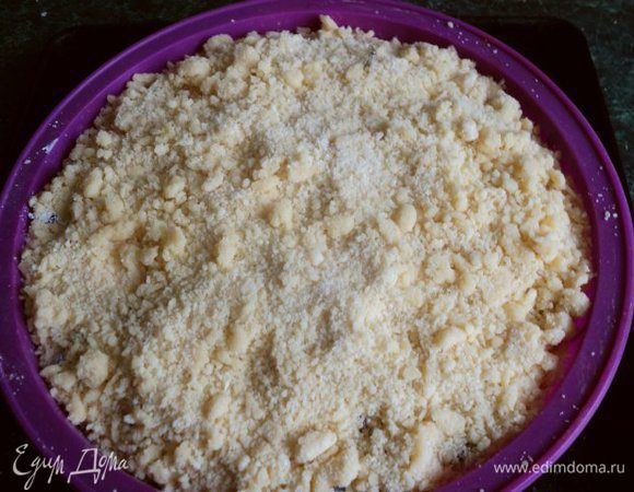 Сверху равномерно распределить оставшуюся крошку. Выпекать при температуре 180 градусов 40мин.