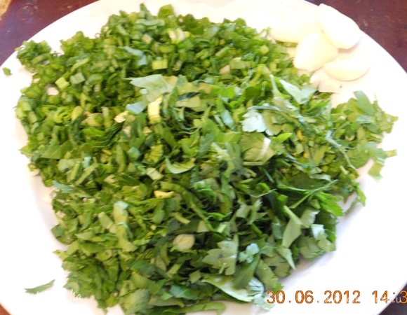 Мелко нарежьте лук и зелень. Чеснок пропустите через пресс. Баклажан нарежьте ломтиками. Разогрейте в сковородке масло и обжарьте баклажаны с двух сторон.