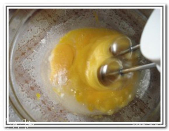 Яйца взбить с сахаром и солью.