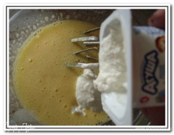 Добавить творожки и сливки, продолжая взбивать