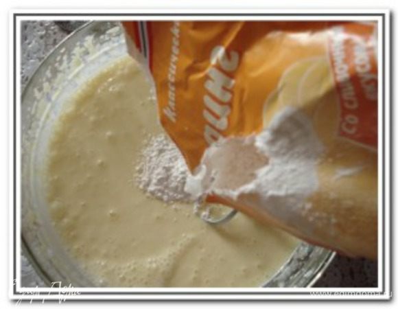 Ввести пудинг и порциями муку. Тесто должно быть как густая мука.