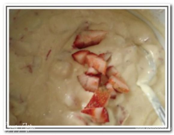 Разделить тесто на две части. В одну добавить клубнику, порезанную кубиками.