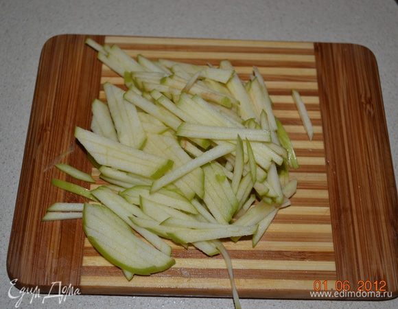 Яблоко тоже нарезаем соломкой в последнюю очередь и полить немного соком лимона.