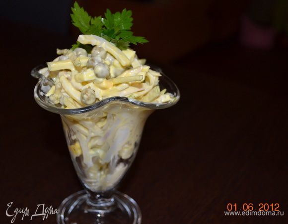 Все ингредиенты перемешать, заправив майонезом по вкусу, полить соком лимона,подсолить по желанию и украсить зеленью.