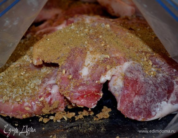 В пакет выложим свиные отбивные, сбрызнем 1 ст.л олив.масла, выложим наши смешанные ингридиенты,все встряхнем. Положим в холодильник на 8 часов или на ночь.