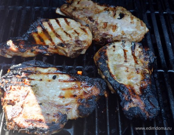 Подготовим гриль,разогреем до сред.высок.уровня.Выложим наши свиные отбивные. Готовим по 5 мин. каждую сторону, закрыв крышкой.