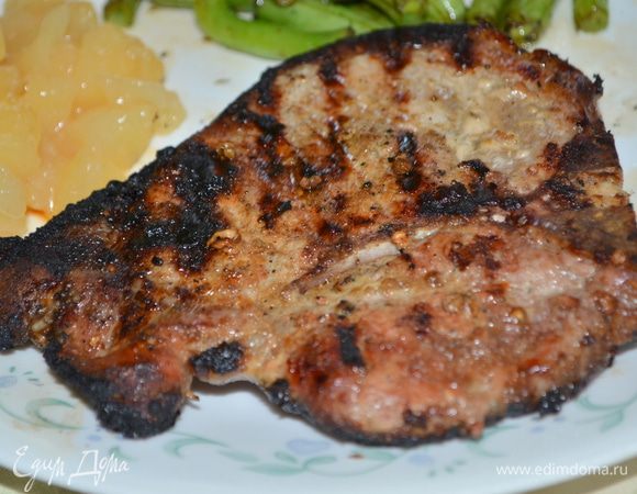 Подаем готовые свиные отбивные с гарниром.