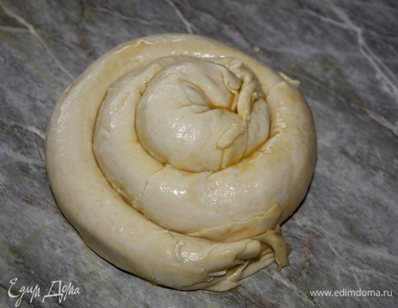 Получившийся жгут сверните «улиткой», положите в пакет и отправьте в холодильник на 6 часов, а лучше — на сутки.