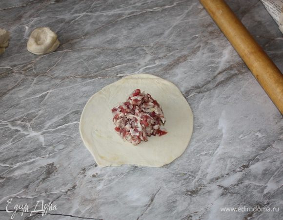 На раскатанное тесто выложите начинку.