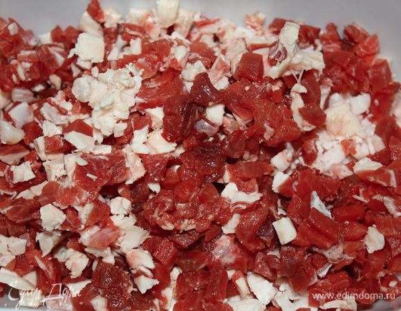 Мясо для начинки нужно подморозить, чтобы его можно было нарезать мелким кубиком.