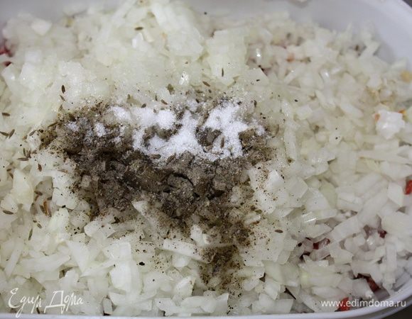 Лук мелко нарезать и добавить к мясу. Посолить, поперчить, добавить зиру и перемешать.