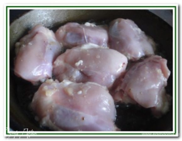 Обжарить курицу с двух сторон до золотистого цвета.