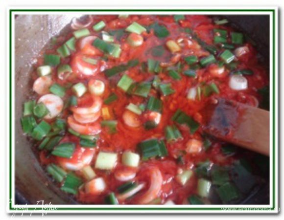 Зеленый лук порезать. Курочку вынуть из сковороды, а в этой сковороде на масле, на котором жарилась курочка, обжарить лук до золотистого цвета. Затем добавить томаты вместе с соком, посолить и поперчить. Через 2-3 минуты томаты слегка помять и держать на огне еще несколько минут.