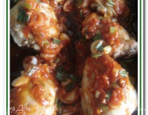 Выложить лук с томатами на дно формы для запекания, сверху уложить кусочки курицы, полить небольшим количеством колы.