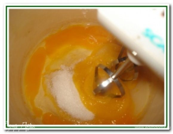 Взбить яйца с сахаром и солью.