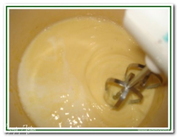 Влить молоко, продолжая взбивать.