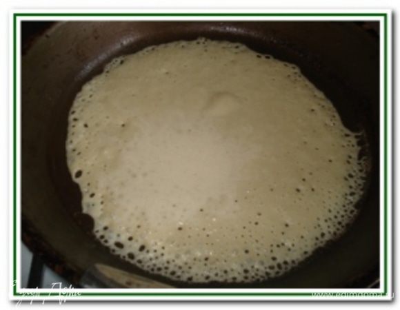 Тесто поставить в холодильник на 1 час. Жарить блины с двух сторон на сковороде, смазанной маслом