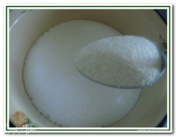 Молоко довести до кипения. В кипящее молоко всыпать тонкой струйкой манную крупу.