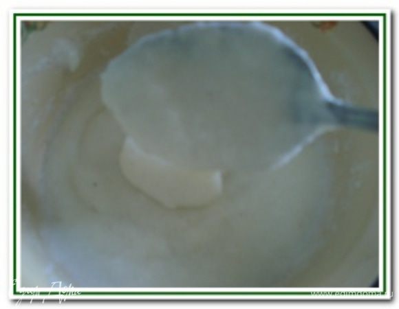 Добавить сахар и варить при постоянном помешивании около 8 минут. Затем кашу остудить.