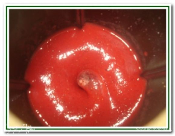 Клубнику взбить в блендере до пюреобразного состояния.