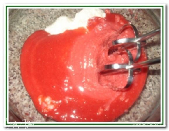 Клубничное пюре влить в манную кашу и взбить миксером до воздушной однородной массы без комочков и кристаллов каши.