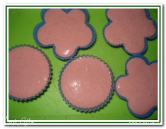 Разлить мусс по креманкам и поставить в холодильник на 1 час  или разлить по формочкам и заморозить.