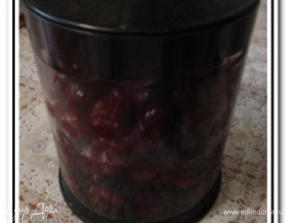 Вишню без косточки разморозить, положить в блендер и измельчить в пюре.