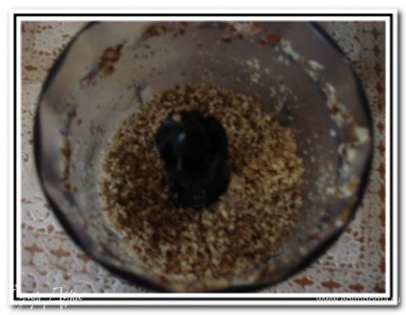 Миндаль также измельчить в блендере.