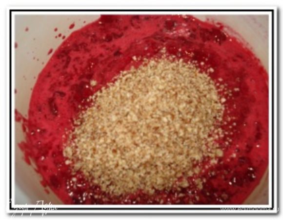 Соединить пюре вишни, сахар и молотый миндаль.