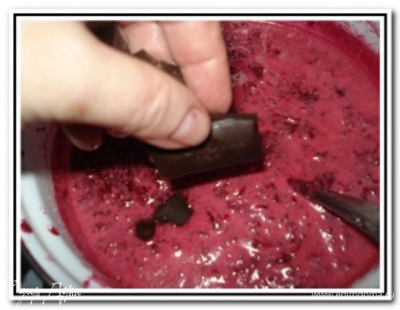 Все хорошо перемешать и довести до кипения на медленном огне, постоянно помешивая. После закипания варить 3 минуты. Затем снять с огня и ввести поломанный на кусочки шоколад.