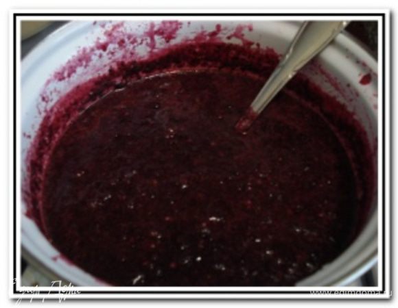 Мешать, пока шоколад полностью не растворится.