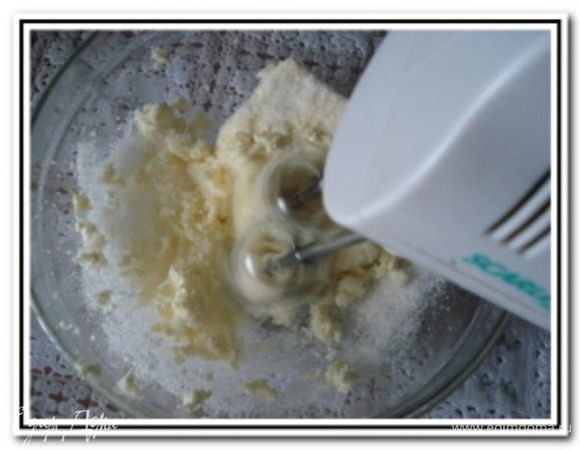 Изюм замочить в Амаретто или просто в горячей воде. Так как у меня ест и ребенок, то я использую воду

Масло взбить с сахаром и ванильным сахаром до однородной светлой массы.

