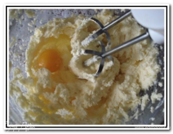 Добавить по одному яйца, постоянно взбивая.

