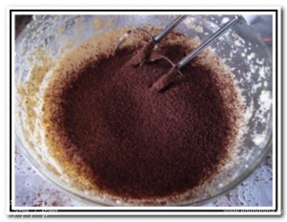 Масса должна посветлеть, стать пышной и увеличиться в объеме. Ввести молотую черемуху или черемуховую муку.

