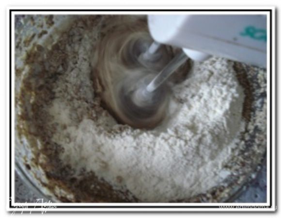 Взбить. Ввести просеянную с разрыхлителем муку, продолжая взбивать.

