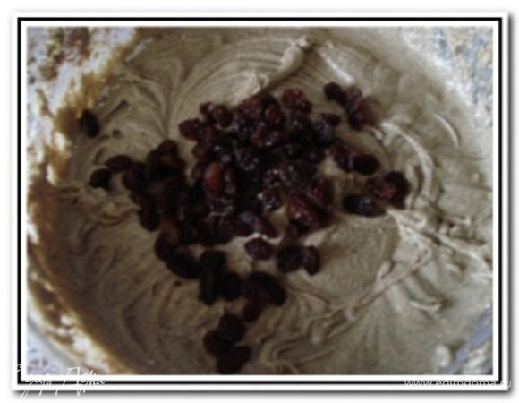 Изюм обсушить и ввести в последнюю очередь. Перемешать ложкой.

