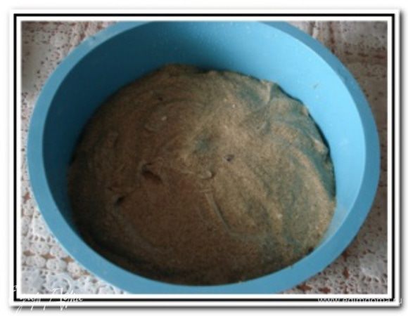 Выложить тесто в смазанную форму или форму для кекса.

