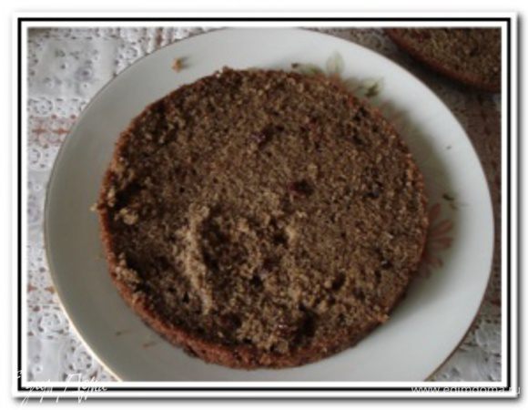 Выпекать отовность проверить деревянной палочкой. Готовый пирог разрезать вдоль и промазать вареньем.

