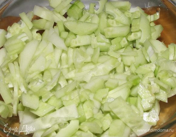 Для приготовления этого соуса я взяла 2 средних огурца,очистила его от кожуры и порезала на мелкие кусочки
