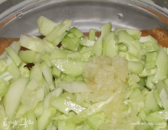 3 зубца чеснока выдавила через чесночницу