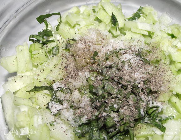 Листья базилика измельчила, добавила его к огурцам.Посолила все,поперчила