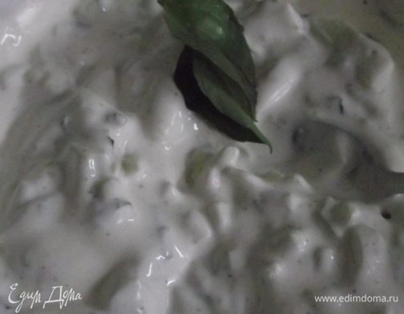 Взяла 300 мл густой сметаны и смешала с огурцами