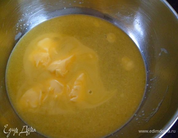 в кастрюле доводим докипения 100 мл.воды с 50 гр.масла сливочного,1 ч.ложка соли,1  ст.ложка сахара