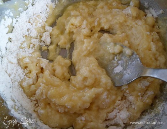 как только все закипит,снимаем с огня и вводим помешивая 100 гр.муки