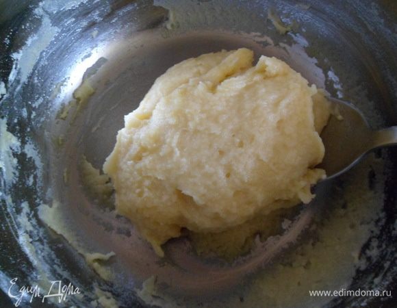  ставим снова на огонь(умеренный)мешаем интенсивно,чтобы тесто скаталось в ком.