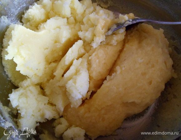 снимаем с огня и добавляем картофельное пюре,