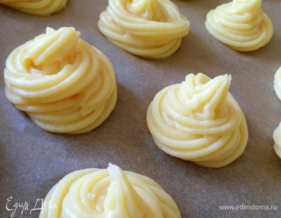 готовое тесто аккуратно выкладываем в конд.шприц и выдавливаем небольшие пироженки на лист застеленный пек.бумагой