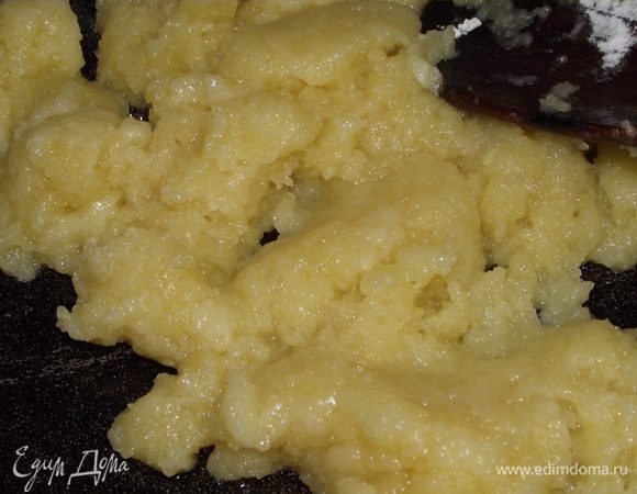 Добавим 1\5 ч.л мускатного ореха и 70 гр муки.Хорошо все мешаем,что бы не было комков